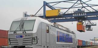 Die erste von zehn bei Siemens bestellten Vectron-Lokomotiven ist in Prag an die HHLA-Tochter Metrans übergeben worden