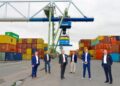 Inbetriebnahme des zweiten Containerkrans (v.l.): Lars Hörnig (kaufm. Geschäftsführer Stadtwerke Andernach), Jens Lauermann (Hafenbetriebsleiter), Jan Deuster (techn. Geschäftsführer Stadtwerke Andernach), Holger Schäfer (Abteilungsleiter Technik Stadtwerke Andernach), David Moosbrugger (Geschäftsführer Künz) und Oberbürgermeister Achim Hütten © Meta Welling