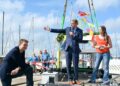 Firmengründer Lars und Stefanie Engelhard mit Schleswig-Holsteins Wirtschaftsminister Bernd Buchholz (Mitte) © Unleash Future Boats