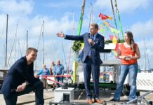 Firmengründer Lars und Stefanie Engelhard mit Schleswig-Holsteins Wirtschaftsminister Bernd Buchholz (Mitte) © Unleash Future Boats