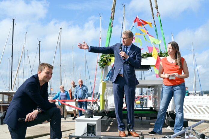 Firmengründer Lars und Stefanie Engelhard mit Schleswig-Holsteins Wirtschaftsminister Bernd Buchholz (Mitte) © Unleash Future Boats