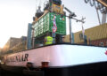 Die »Alphenaar« ist das erste Binnenschiff, das mit Batteriecontainern fährt © ZES