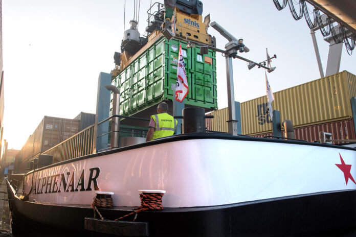 Die »Alphenaar« ist das erste Binnenschiff, das mit Batteriecontainern fährt © ZES