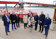 Große Taufgesellschaft für die »Gas 94« (v. l.): Dieter Steinkamp (Stadtwerke Köln), Steffen Bauer (CEO HGK Shipping), Wolfgang Birlin (Vorstand HGKGruppe), Susana dos Santos Herrmann (Aufsichtsratschefin HGK-Gruppe), Taufpatin Derya Kurus-Ebermann (BASF), Karl-Uwe Bütof (Wirtschaftsministerium NRW), Anke Bestmann (Geschäftsführerin HGK Gas Shipping), Uwe Wedig (CEO HGK-Gruppe), Tim Gödde (Ship Management / HGK Shipping) © HGK Shipping