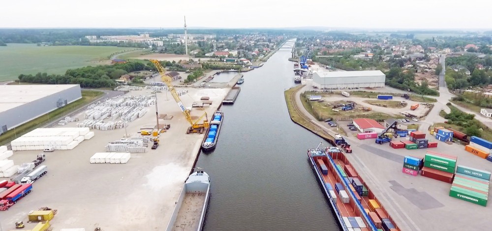 Panorama von UHH-Südhafen (links im Foto) und dem Container- und Stadthafen (rechts) © E. Kurfeld