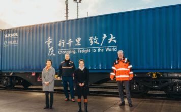 (v.l.): Chen Si Hellmann, Jens Wollesen, Claudia Schilling und Christoph Holtkemper haben in Bremen den ersten Zug aus Chongqing in Empfang genommen © Hellmann