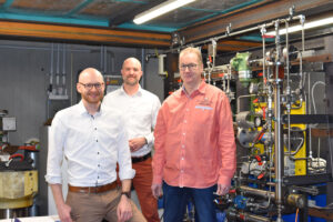 (v.l.): Thilo Jürgens-Tatje, Prof. Friedrich Wirz und Gunnar Hintz aus der Arbeitsgruppe Schiffsmaschinenbau © TU Hamburg