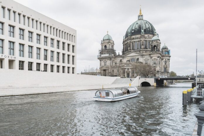 Bis zu acht Stunden ist die »Oranje Nassau« auf Berlins Wasserstraßen emissionsfrei unterwegs © Torqeedo