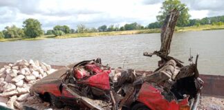 Taucher hatten bei einer Übung ein Fahrzeug entdeckt und die Wasserschutzpolizei informiert. Aus welchem Grund die Pkw in der Elbe lagen ist derzeit Gegenstand von Ermittlungen. © WSA Elbe
