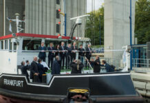 (v.l.): Stefan Zierke (MdB), Hans-Heinrich Witte, Präsident der GDWS, Peggy Fürst (Bürgermeisterin Niederfinow), Minister Guido Beermann, Bundesminister  Volker Wissing, Hardy Lux (MdB) und Landrat Daniel Kurth © Wasserstraßen- und Schifffahrtsverwaltung 