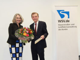 Staatssekretärin Susanne Henckel bedankt sich bei Hans-Heinrich Witte für sein jahrelanges Engagement © WSV