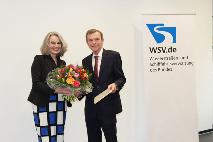 Staatssekretärin Susanne Henckel bedankt sich bei Hans-Heinrich Witte für sein jahrelanges Engagement © WSV