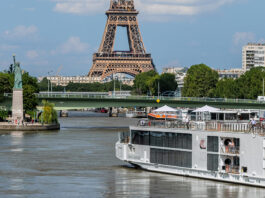 Viking-Longship-in-Paris-auf-der-Seine