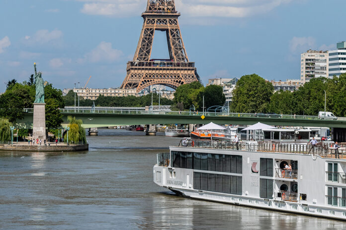 Viking-Longship-in-Paris-auf-der-Seine