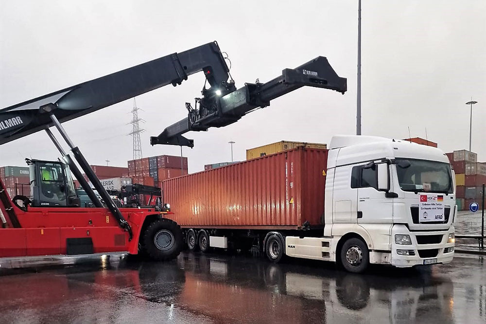 HGK: Ein Container mit Hilfsgütern wird in Duisburg für den Transport in die Krisenregion vorbereitet