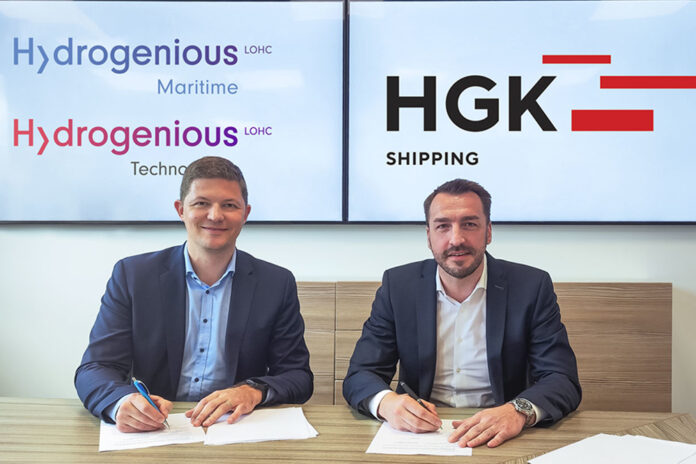 Von links: Daniel Teichmann, Chairman des Board of Directors von Hydrogenious LOHC Maritime sowie CEO und Gründer von Hydrogenious LOHC Technologies, und Steffen Bauer, CEO von HGK Shipping, unterzeichnen das Memorandum of Understanding