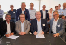 Andreas Stolte (DeltaPort) und Markus Bangen (Duisport) unterzeichneten den Mitgliedsantrag für EcoPort813