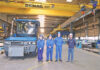 Ausbildungsleiter Paul Grede (rechts) mit den neuen Auszubildenden in einer der Produktionshallen von Ostseestaal. © Ostseestaal/Peuß