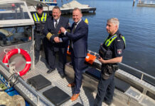 Alster: Innensenator Andy Grote übergibt erstes Elektro-Boot an die Hamburger Polizei