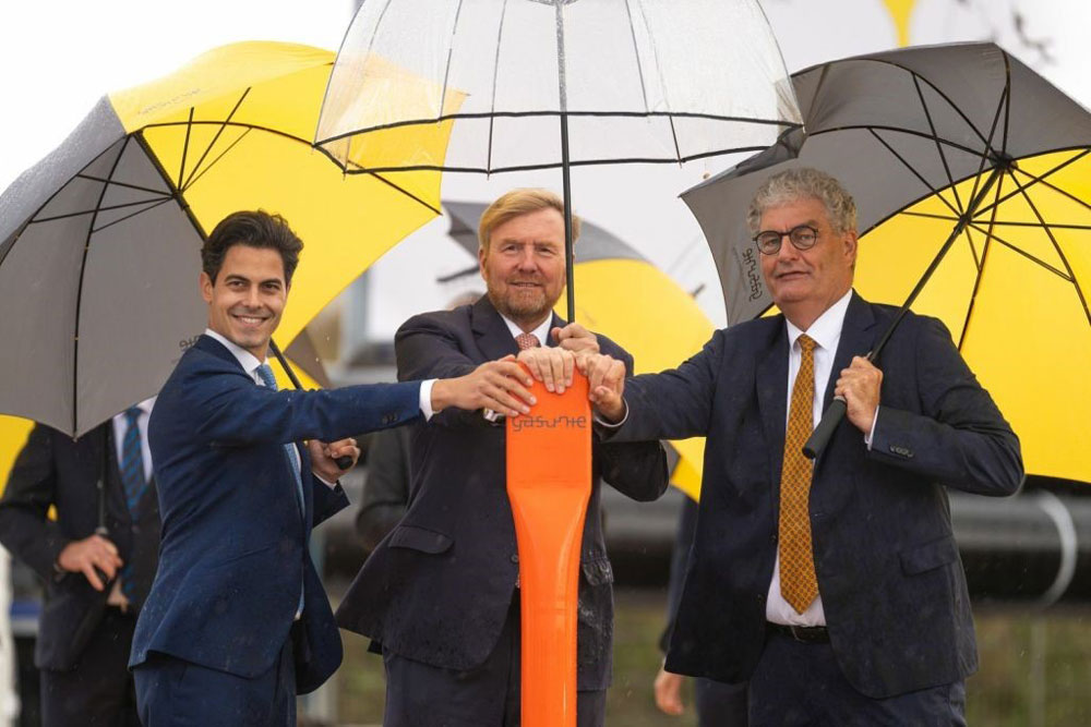 Wasserstoff: Rob Jetten, Minister für Klima- und Energiepolitik, König Willem-Alexander, Han Fennema, CEO Gasunie