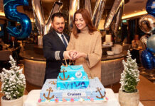 Andrea Kruse (re.), Viva Cruises COO, mit Plamen M.-Panchev (l), Hoteldirektor Viva Cruises, beim Anschneiden der Torte © Viva Cruises/Jasny