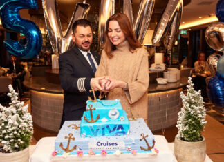Andrea Kruse (re.), Viva Cruises COO, mit Plamen M.-Panchev (l), Hoteldirektor Viva Cruises, beim Anschneiden der Torte © Viva Cruises/Jasny