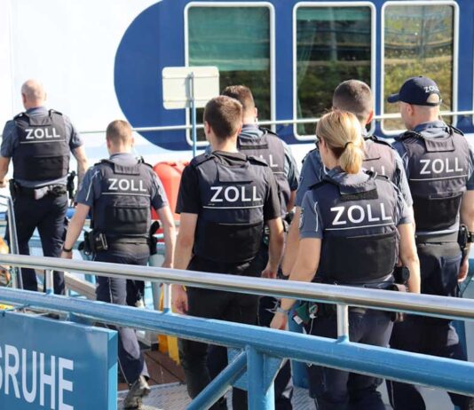 Zoll, Zollkontrolle, Binnenschiff, Karlsruhe