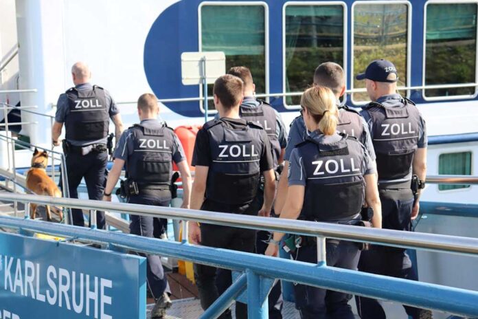 Zoll, Zollkontrolle, Binnenschiff, Karlsruhe