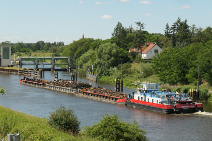 Schrott, Recycling, Kreislaufwirtschaft, Binnenschiff