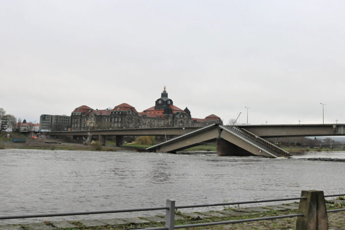 Carolabrücke, Weiße Flotte, Dresden