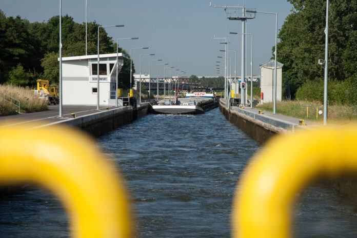 Güterschiff, Schleuse, Schweinfurt, Main